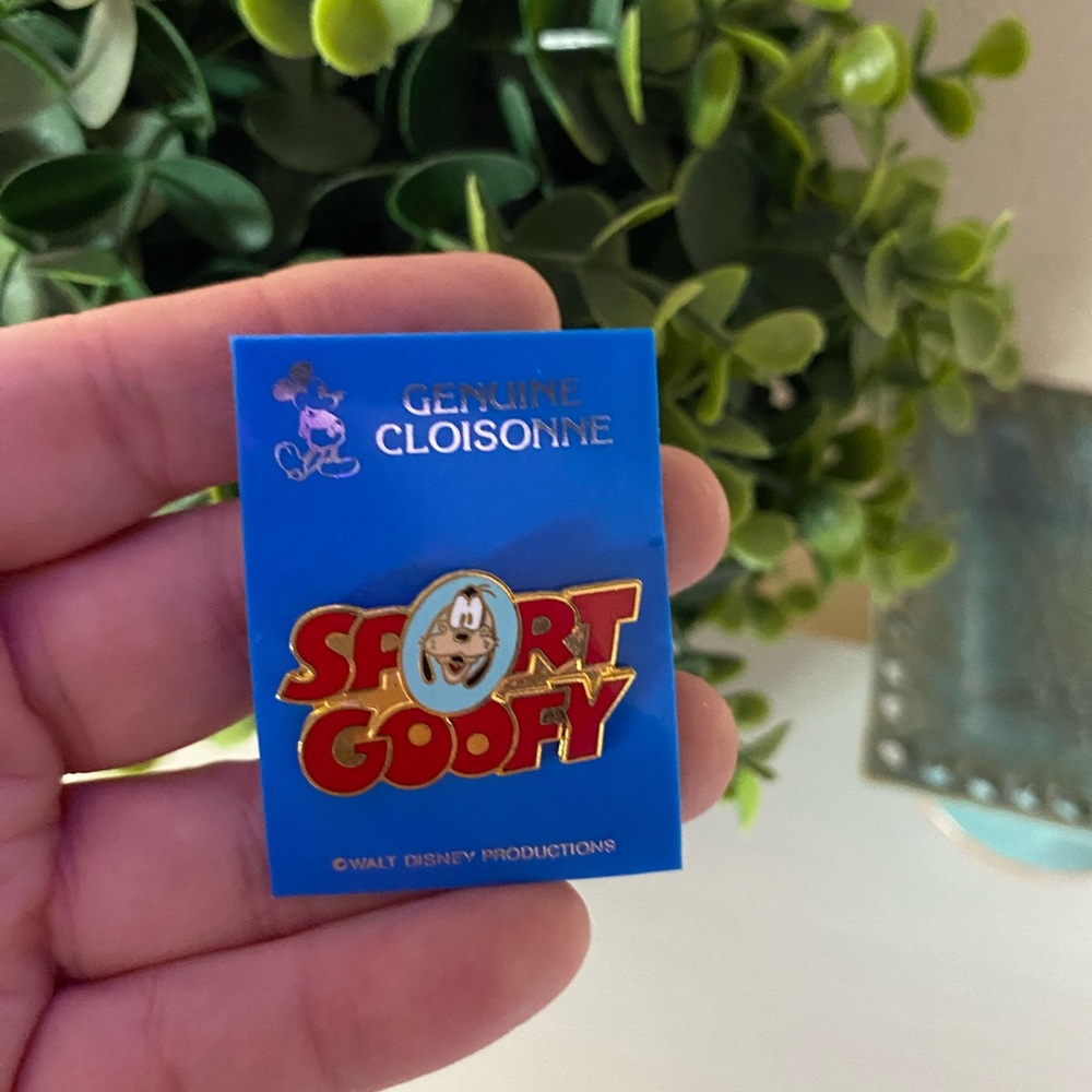 New vintage Disney Goofy Sport Genuine Cloissoine Lapel Pin Walt Disney